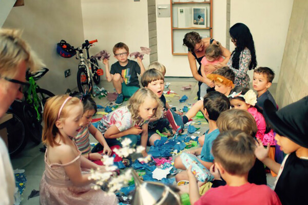 Kids playing at a plastic free party.